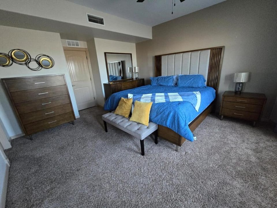 Photo of the whole room, Bedroom