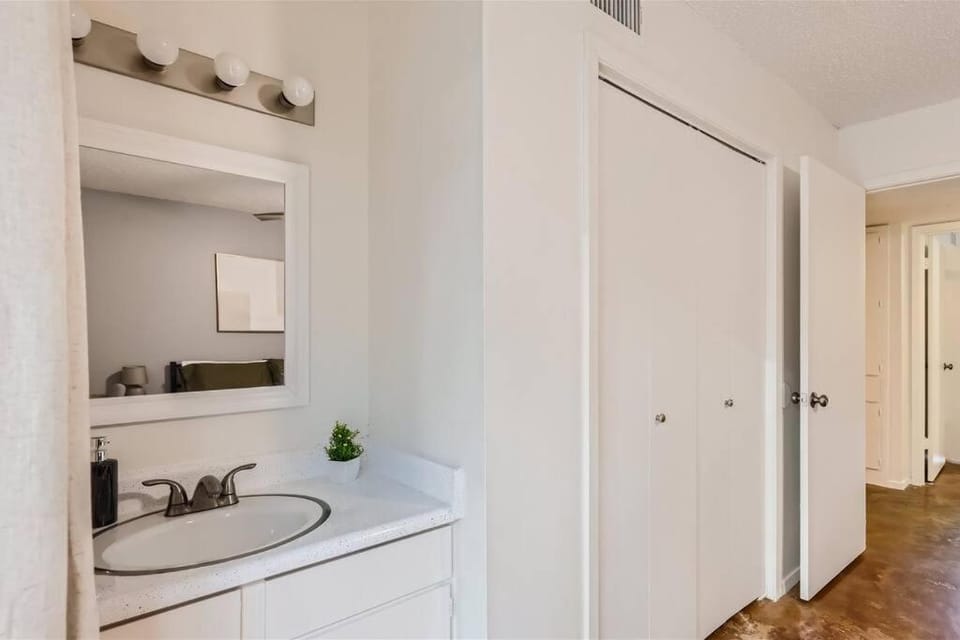 2B Getaway Steps to Dtwn - Sleeps 6 - Pool, Prkg Apartment in Austin