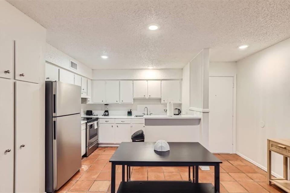 2B Getaway Steps to Dtwn - Sleeps 6 - Pool, Prkg Apartment in Austin