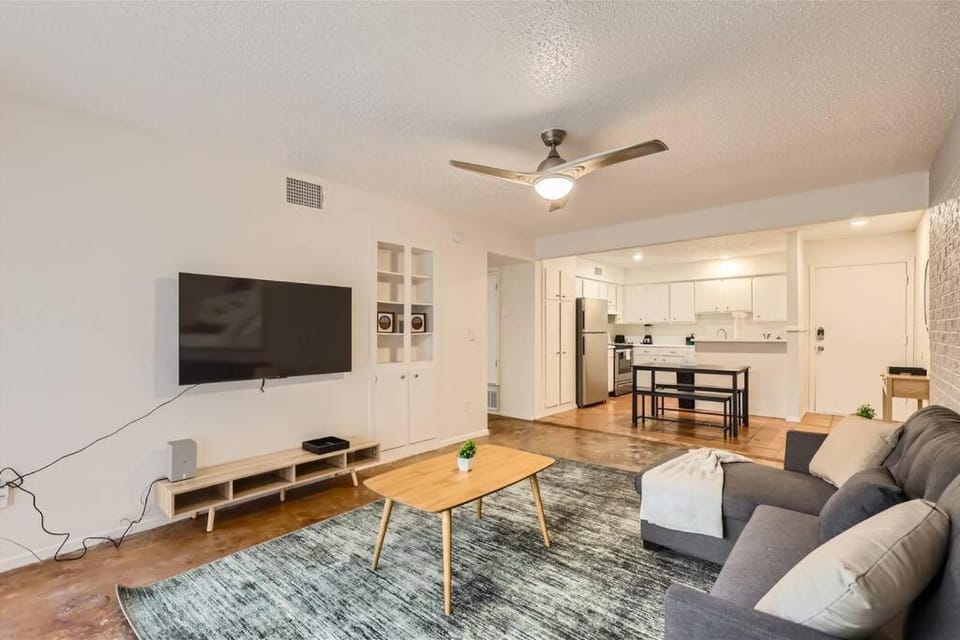 2B Getaway Steps to Dtwn - Sleeps 6 - Pool, Prkg Apartment in Austin