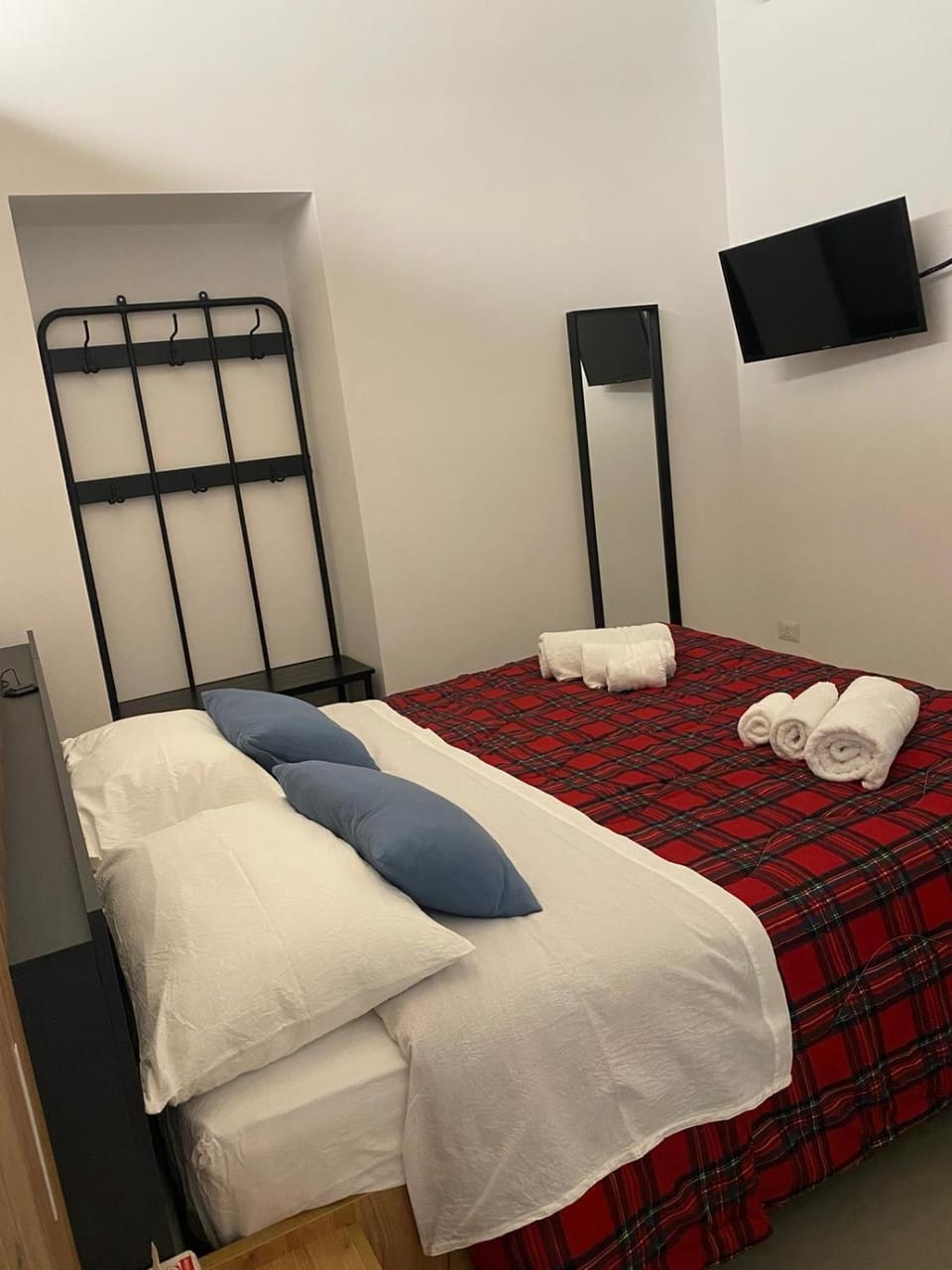 Bed, TV and multimedia, Bedroom, towels