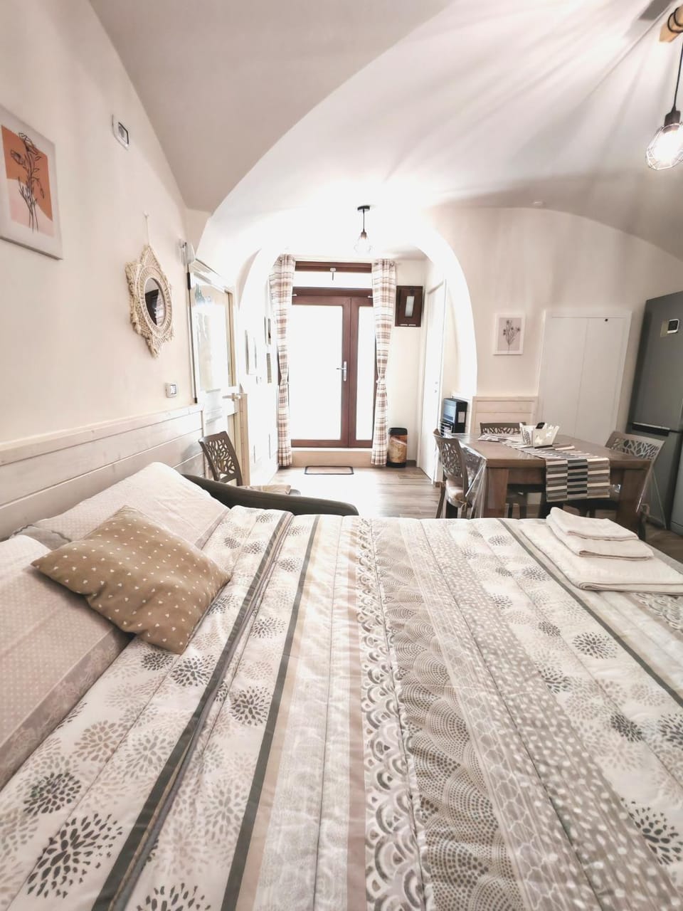 Facade/entrance, Bed, Living room, Photo of the whole room, Seating area, Bedroom