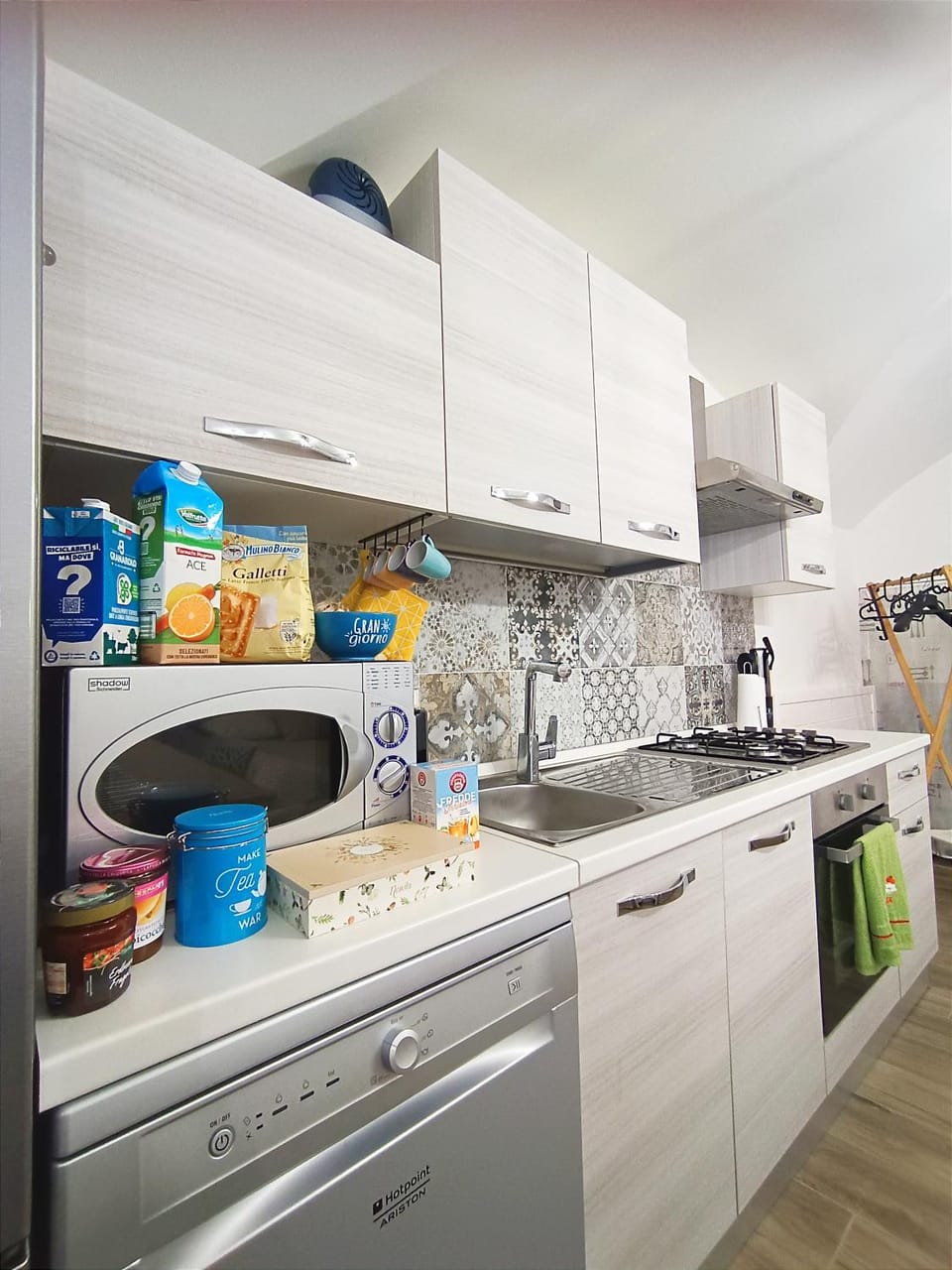Kitchen or kitchenette, Breakfast, dishwasher, oven, stove