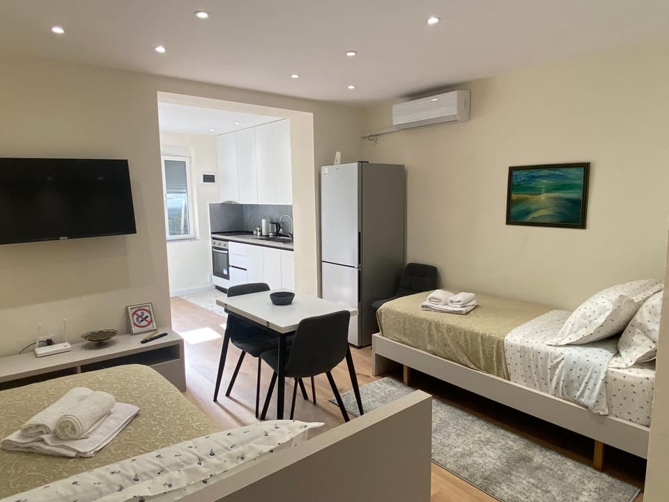 Bed, TV and multimedia, Kitchen or kitchenette, Living room, Photo of the whole room, Seating area, Dining area, Bedroom, oven, wardrobe, air conditioner