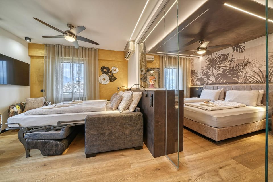 Bed, TV and multimedia, Living room, Photo of the whole room, Seating area, Bedroom