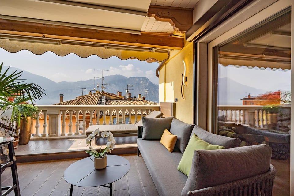 Patio, Natural landscape, View (from property/room), Balcony/Terrace, Balcony/Terrace, Seating area, Dining area, Lake view, Mountain view, Sunrise, Sunset, sunbed
