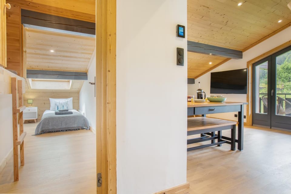 Bed, Dining area