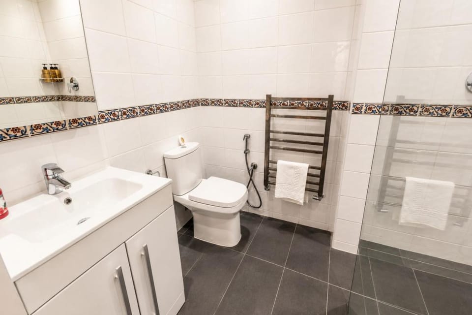Family-Friendly 3-Bed Home Downstairs Bath & Bed Perfect Long Stays NW3 House in London Borough of Camden