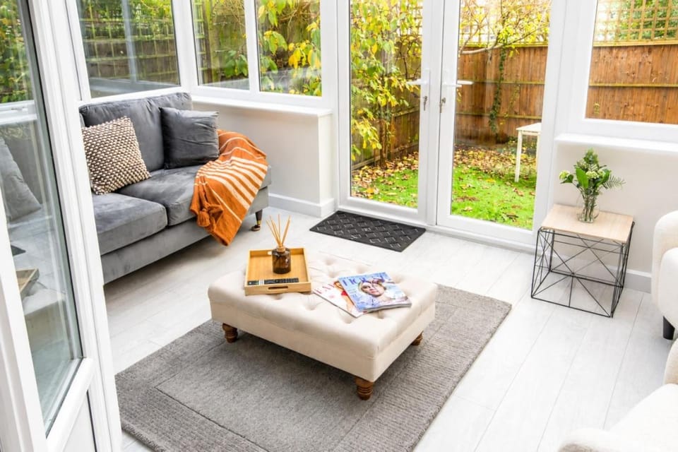 Family-Friendly 3-Bed Home Downstairs Bath & Bed Perfect Long Stays NW3 House in London Borough of Camden