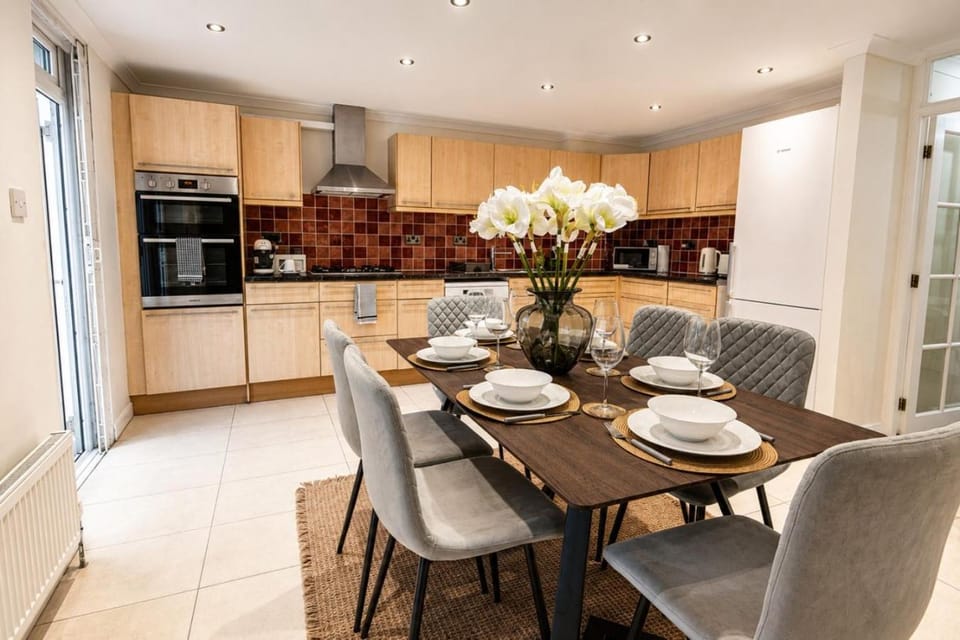 Family-Friendly 3-Bed Home Downstairs Bath & Bed Perfect Long Stays NW3 House in London Borough of Camden