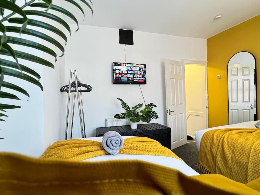 TV in Every Room Free Parking Apartment in Liverpool