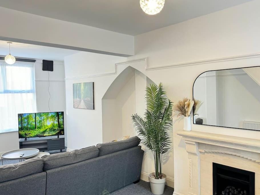 TV in Every Room Free Parking Apartment in Liverpool