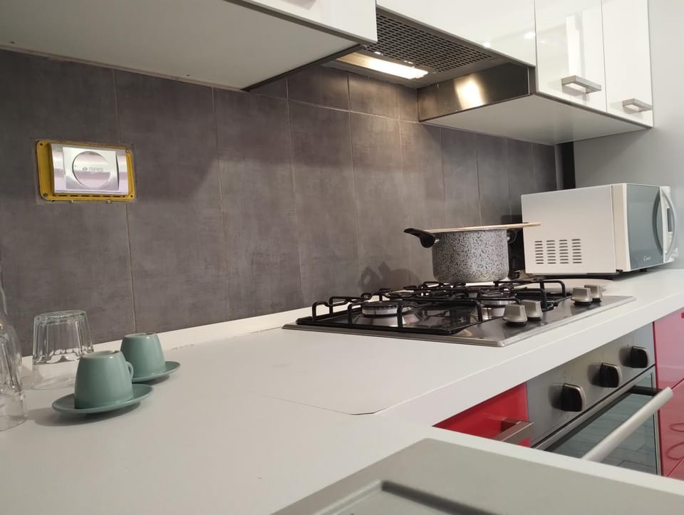 Coffee/tea facilities, Kitchen or kitchenette, stove