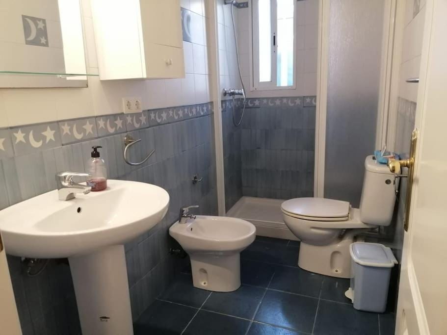 Shower, Toilet, Bathroom, bidet, towels