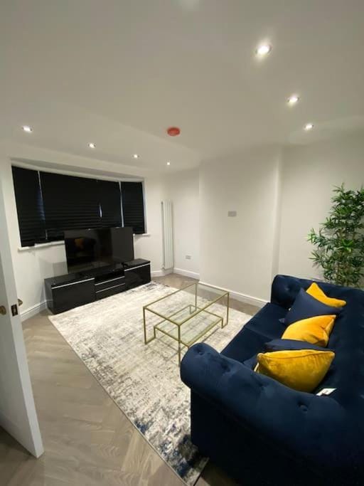 Lux 2 Bedroom Hse, 2 Free Parking, Close to station Apartment in Dartford