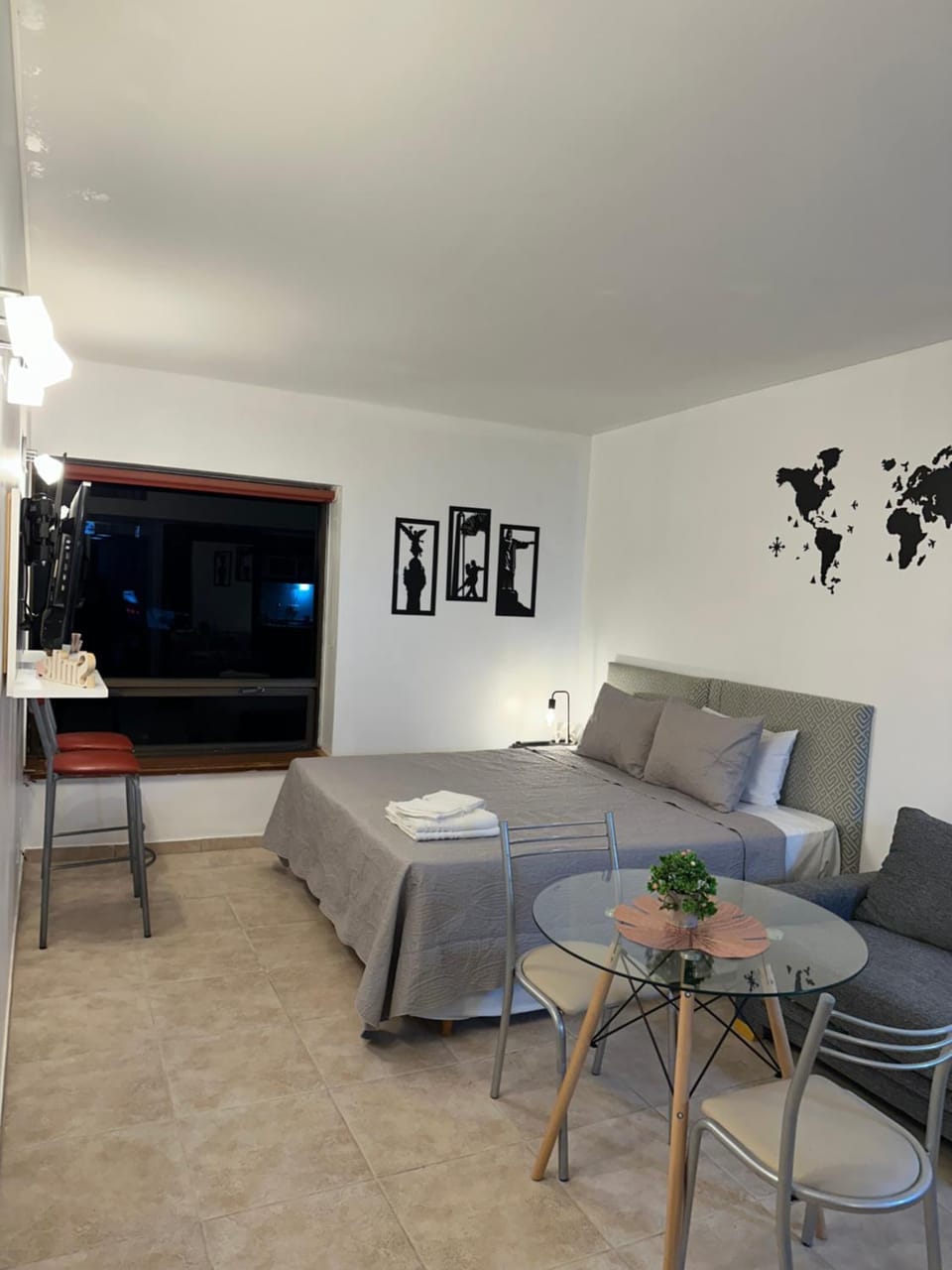 Bed, TV and multimedia, Living room