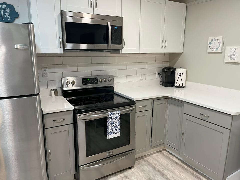 Coffee/tea facilities, Kitchen or kitchenette, dishwasher, microwave, oven, stove, toaster