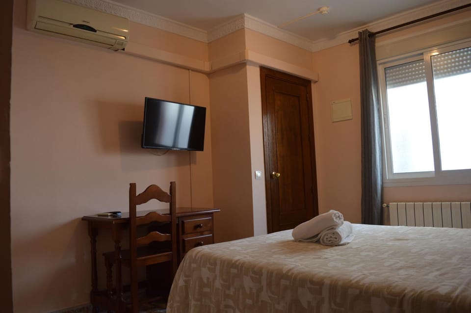 Bed, TV and multimedia, Photo of the whole room, Bedroom