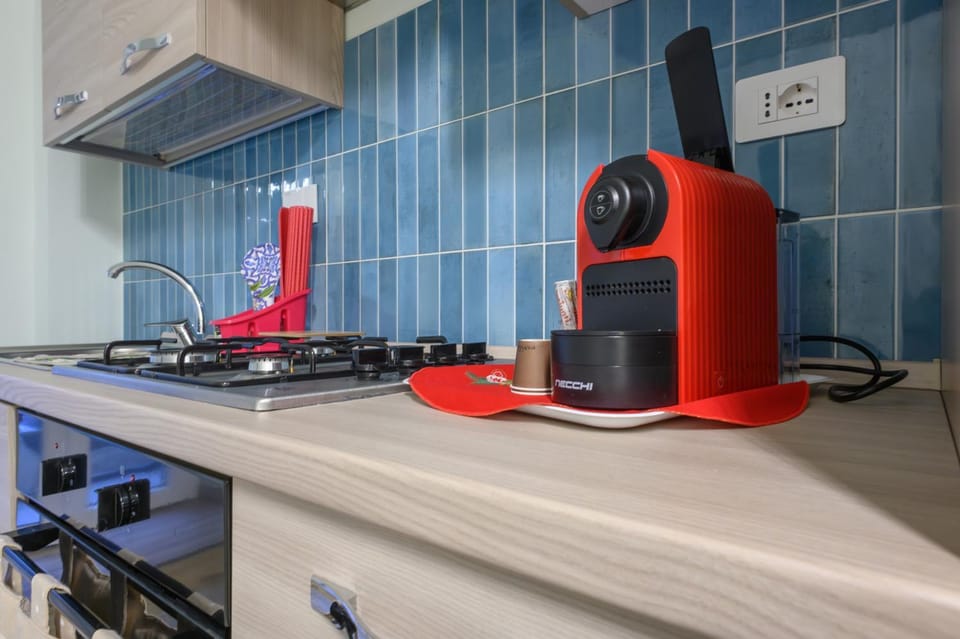 Kitchen or kitchenette, minibar, stove