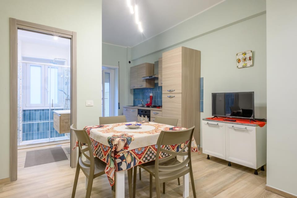 Communal lounge/ TV room, Dining area