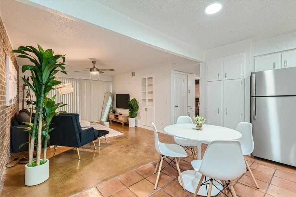 Walkable Dtwn 2B Getaway - Sleeps 5 - Pool, Prkg Apartment in Austin