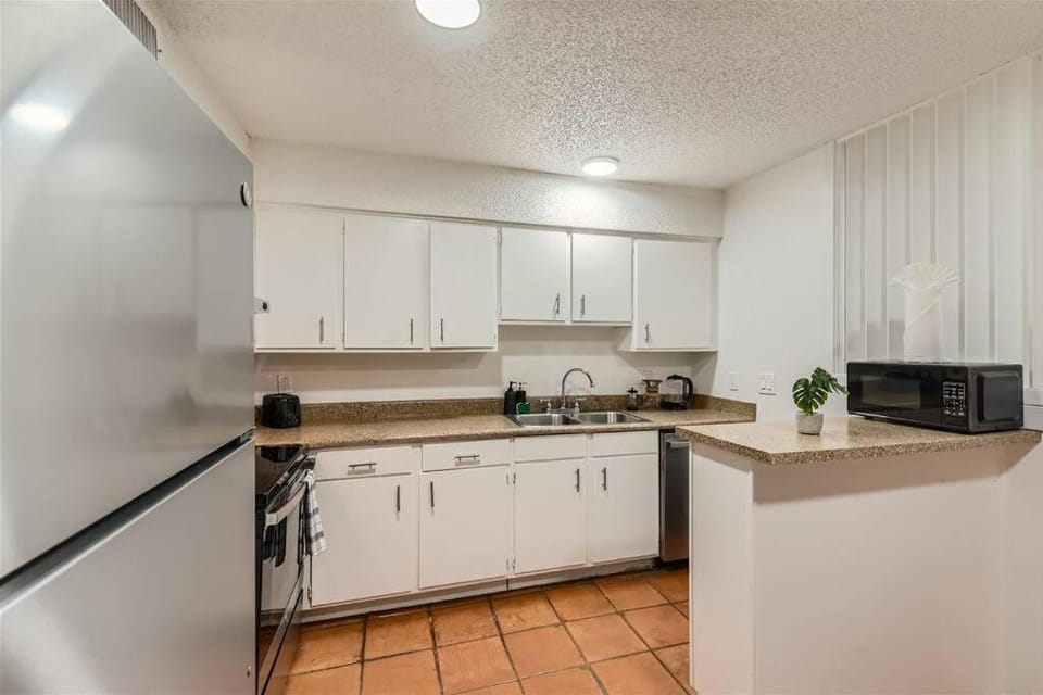 Walkable Dtwn 2B Getaway - Sleeps 5 - Pool, Prkg Apartment in Austin