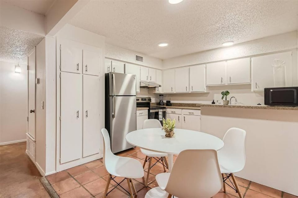 Walkable Dtwn 2B Getaway - Sleeps 5 - Pool, Prkg Apartment in Austin