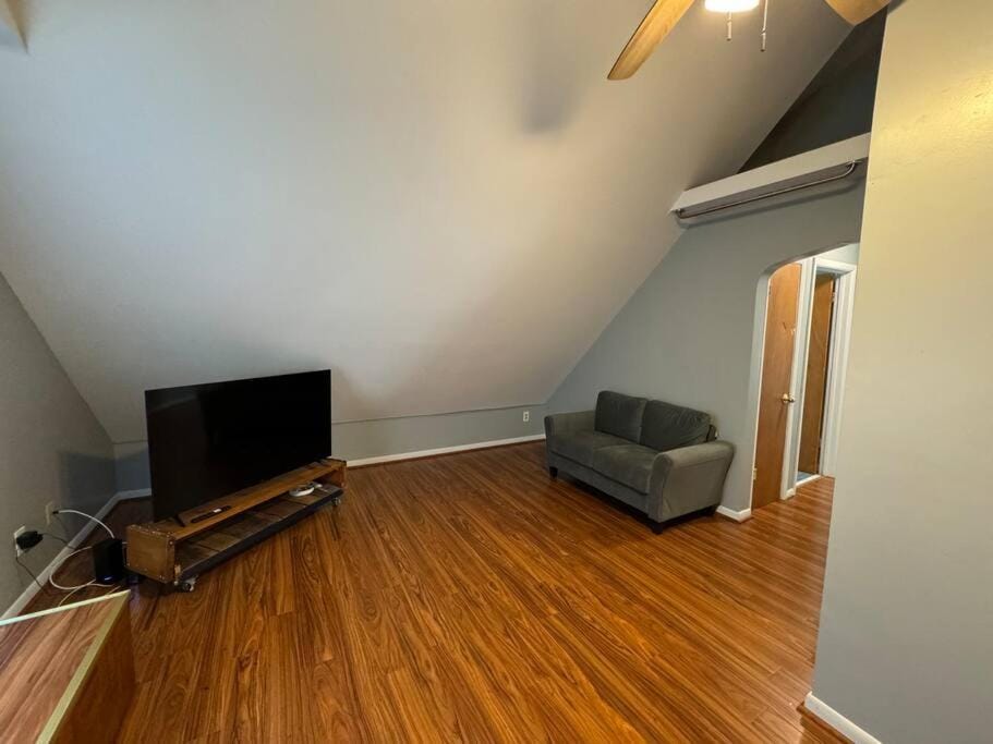 Comfy getaway full Apt for two! Apartment in Niagara Falls
