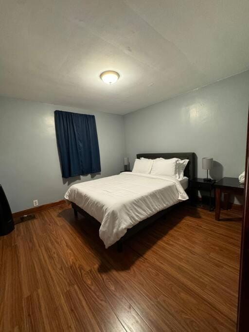 Comfy getaway at falls! Apartment in Niagara Falls