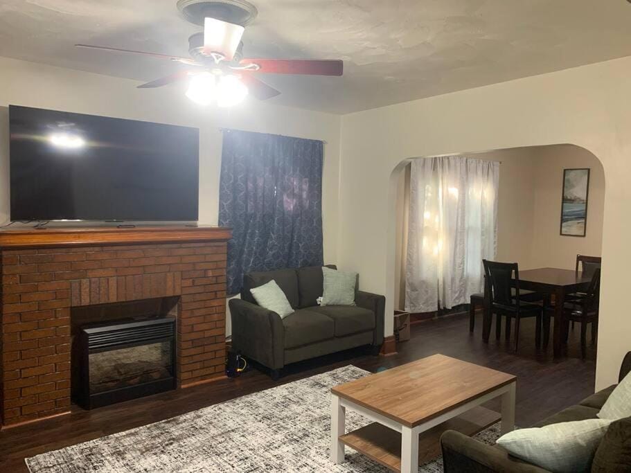 Lasalle Getaway Home! House in Niagara Falls