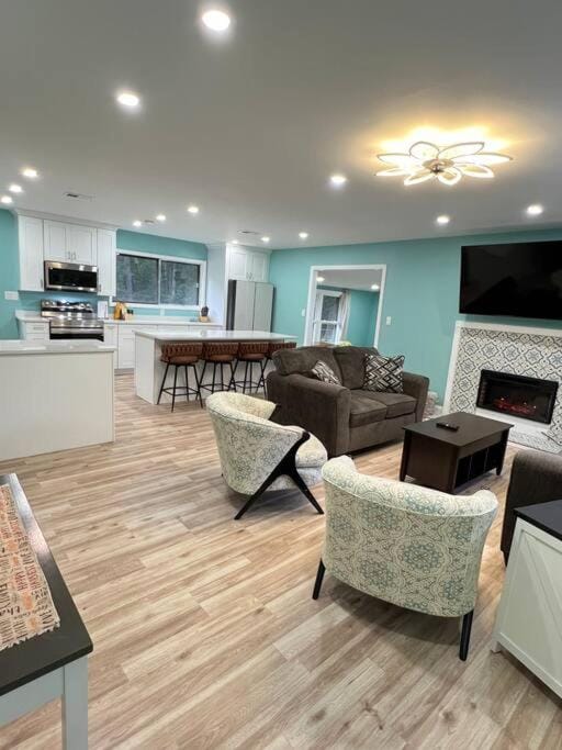 TV and multimedia, Living room, Seating area, Dining area