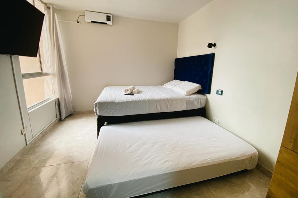 Bed, TV and multimedia, Photo of the whole room, Bedroom, towels, air conditioner