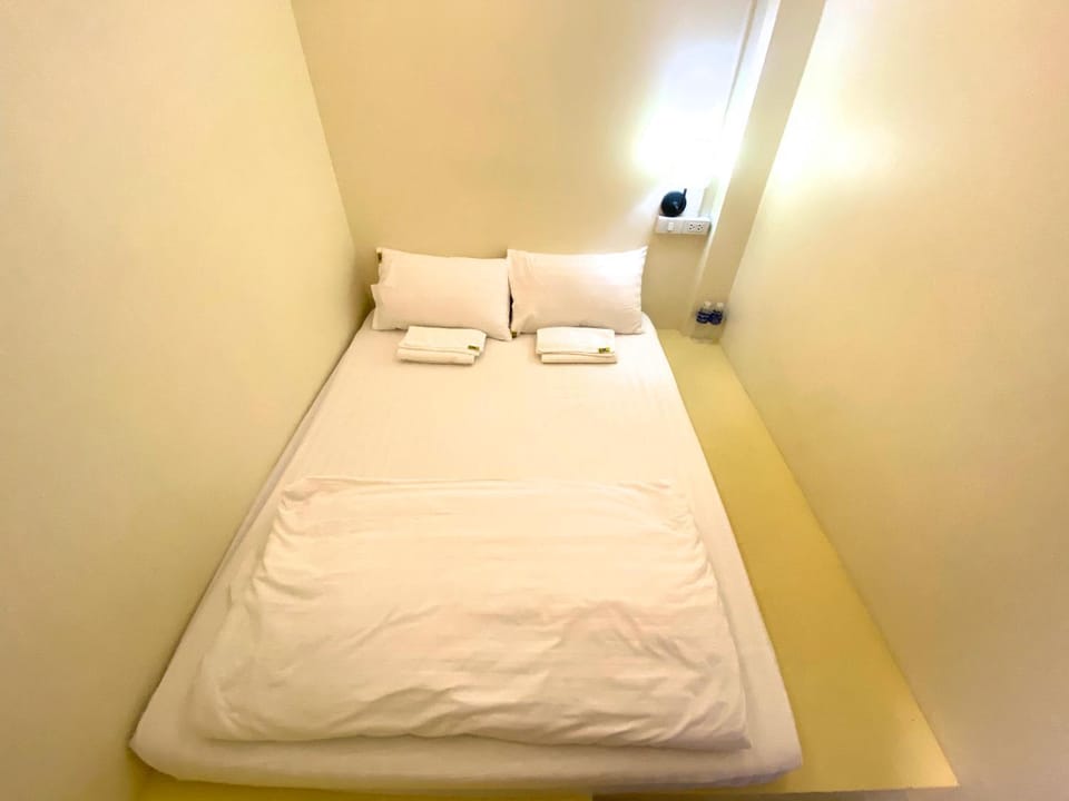 Bed, towels