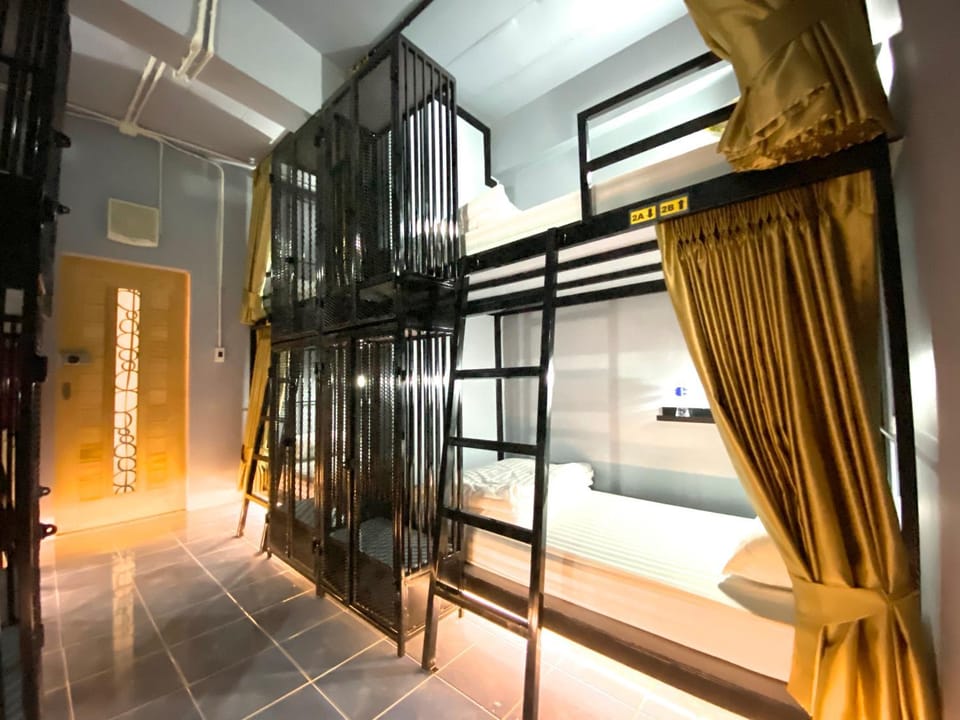 Bed, Photo of the whole room, Bedroom, bunk bed, locker