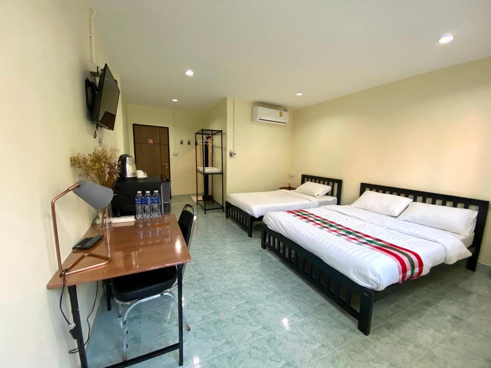 Bed, TV and multimedia, Photo of the whole room, Seating area, Bedroom, air conditioner