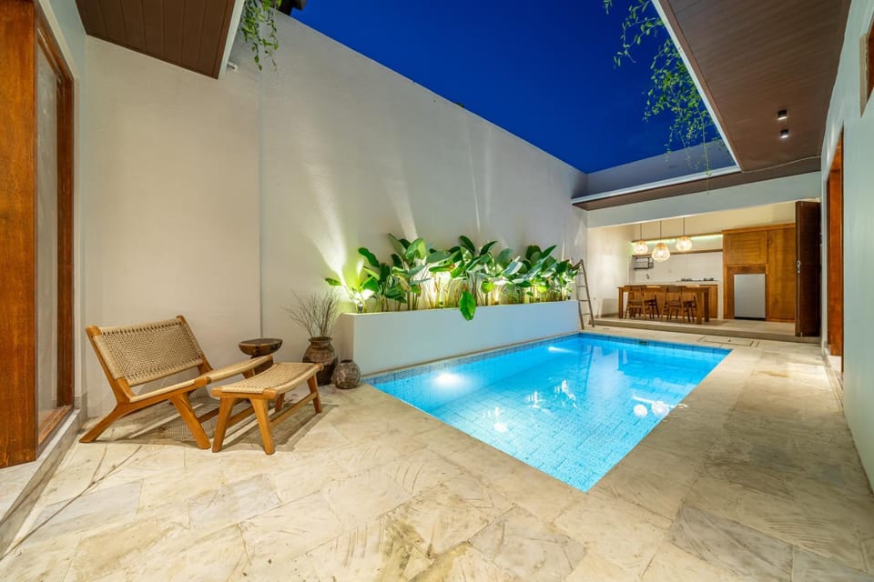 Swimming pool, sunbed