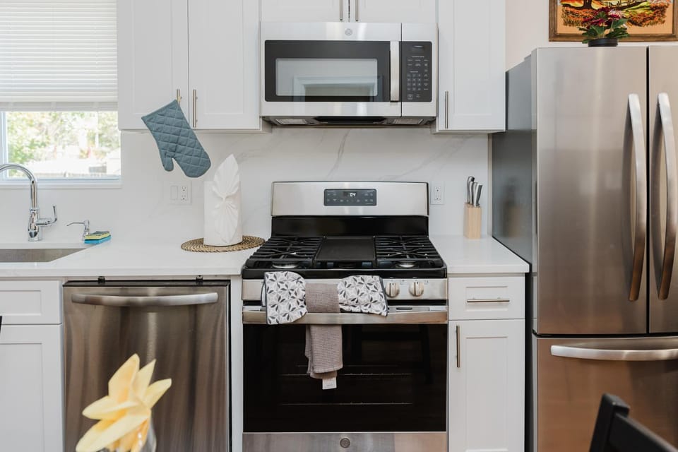 Large 3BR & 2BA Milton Apt w Free Parking, Balcony, TV, AC 141 Apartment in Milton