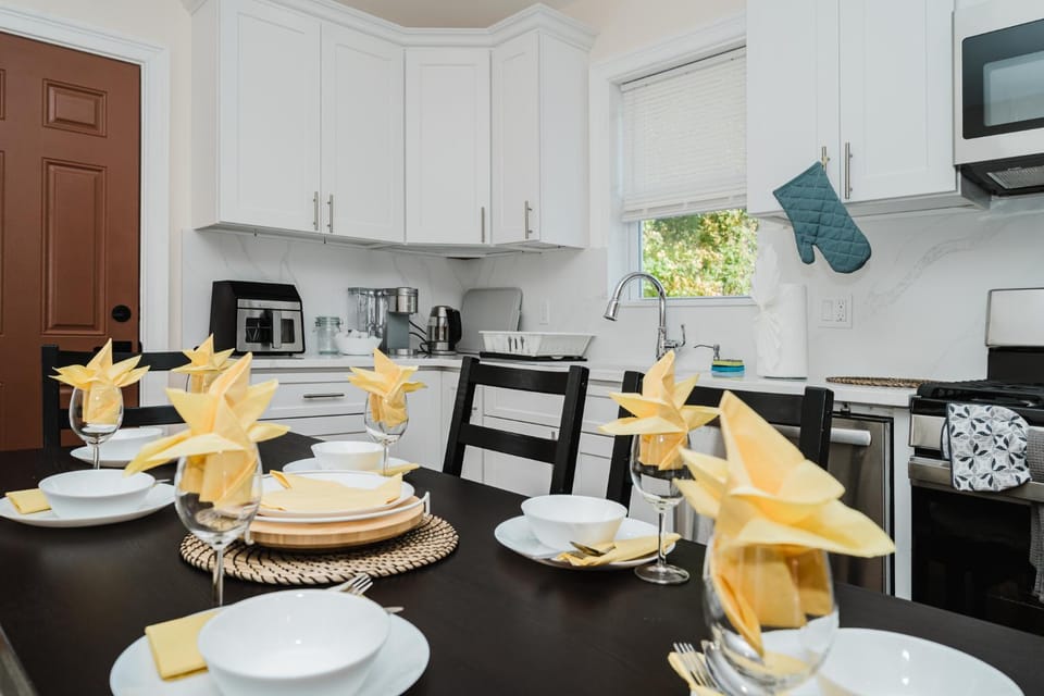 Large 3BR & 2BA Milton Apt w Free Parking, Balcony, TV, AC 141 Apartment in Milton