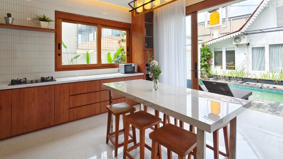 Kitchen or kitchenette, Dining area, Pool view