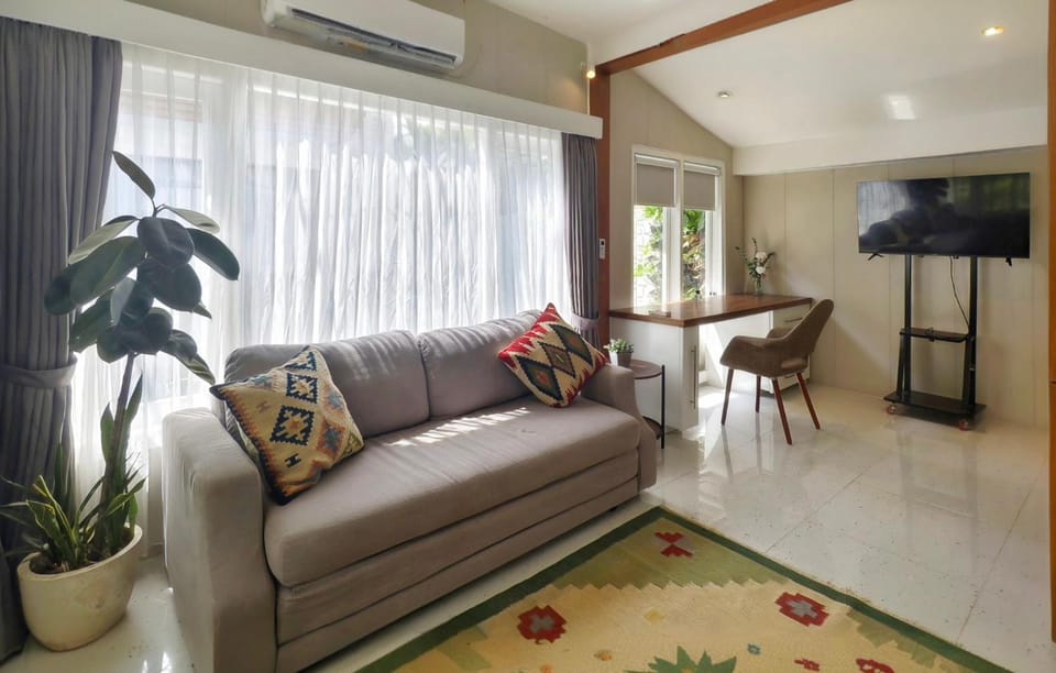 TV and multimedia, Seating area, air conditioner