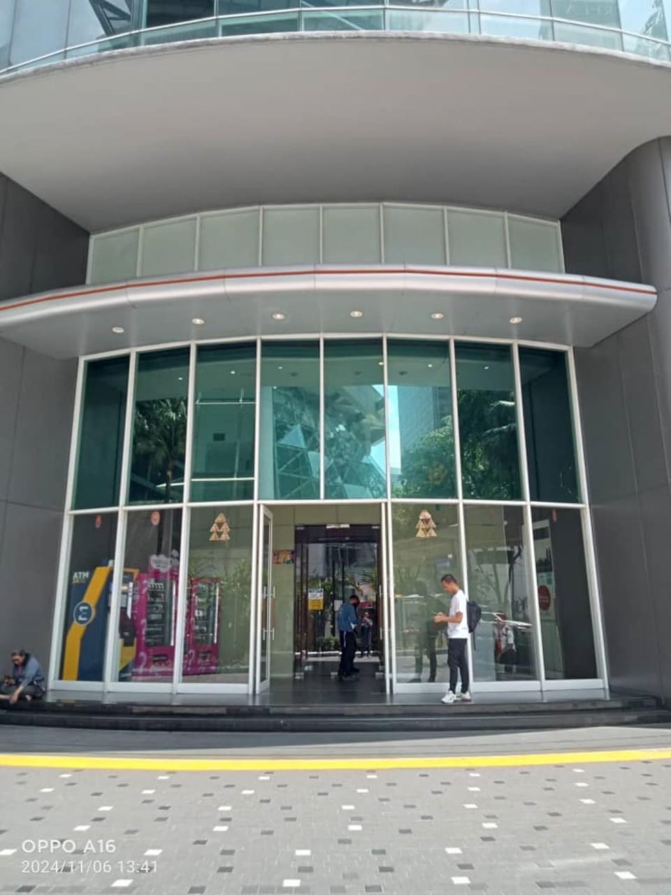 Facade/entrance, People, group of guests