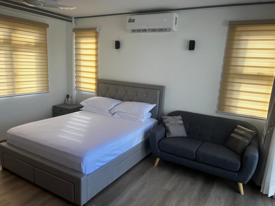 Bed, Seating area