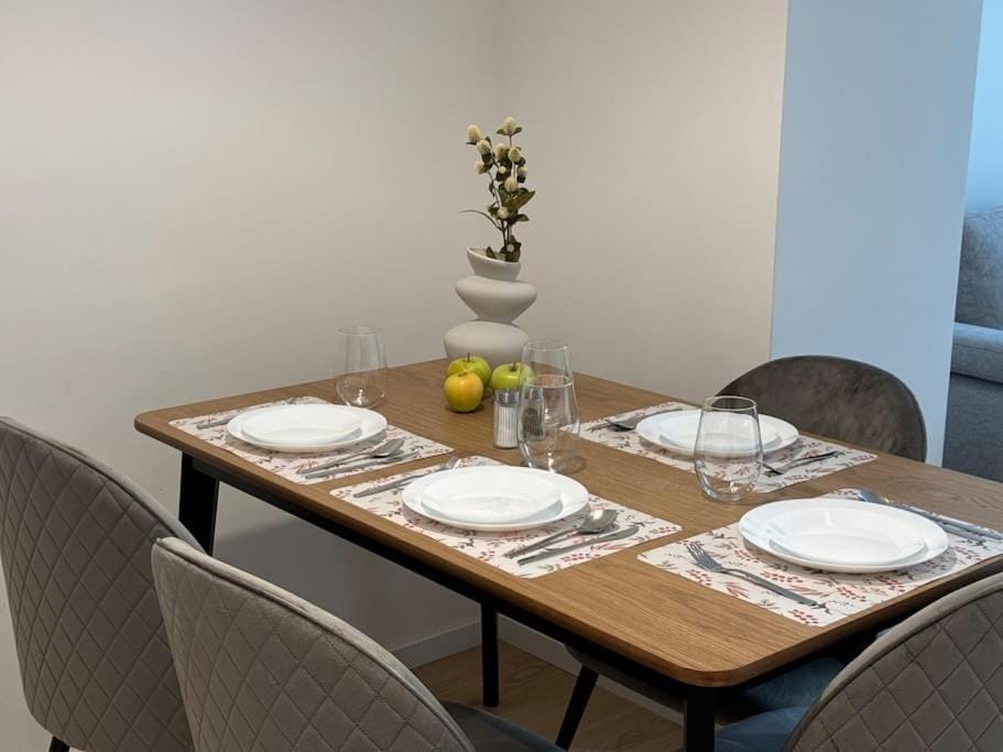 Living room, Food and drinks, Seating area, Dining area
