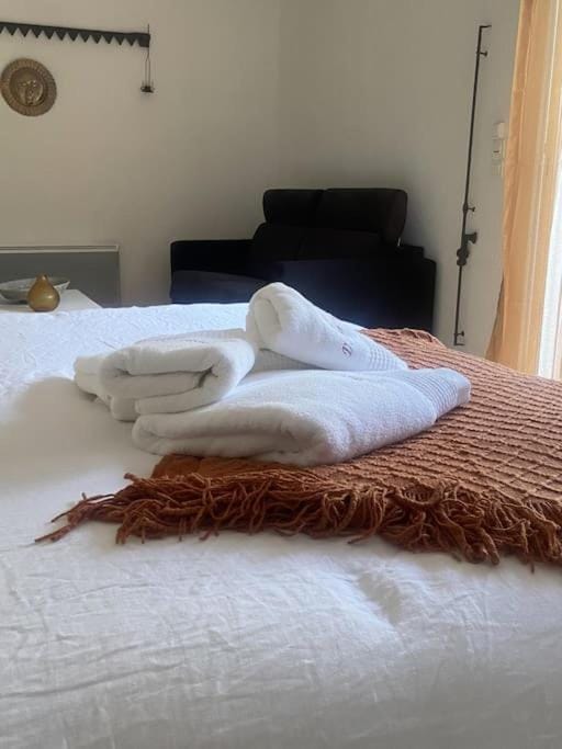 Bed, towels