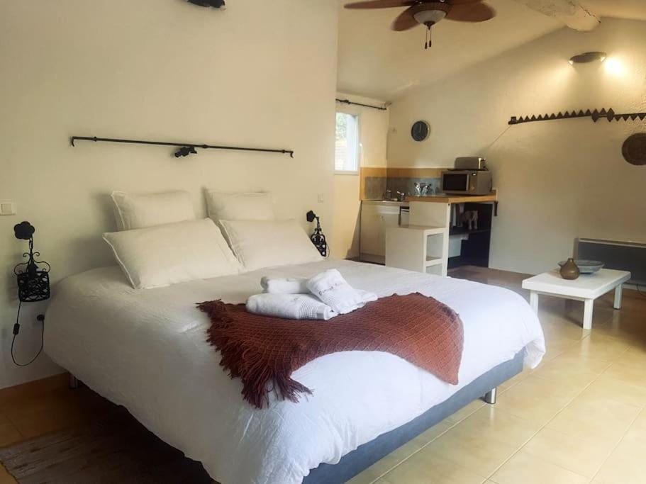 Bed, Photo of the whole room, Seating area, Bedroom
