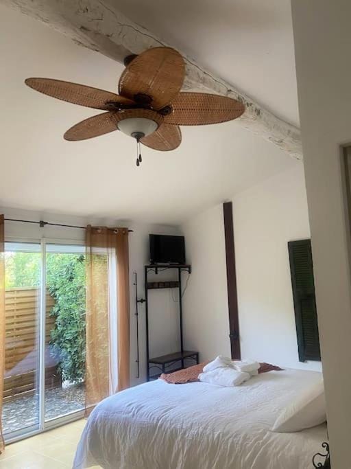 TV and multimedia, Photo of the whole room, air conditioner