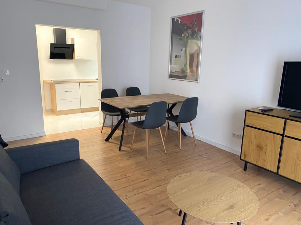 Communal lounge/ TV room, TV and multimedia, Living room, Seating area, Dining area, Evening entertainment
