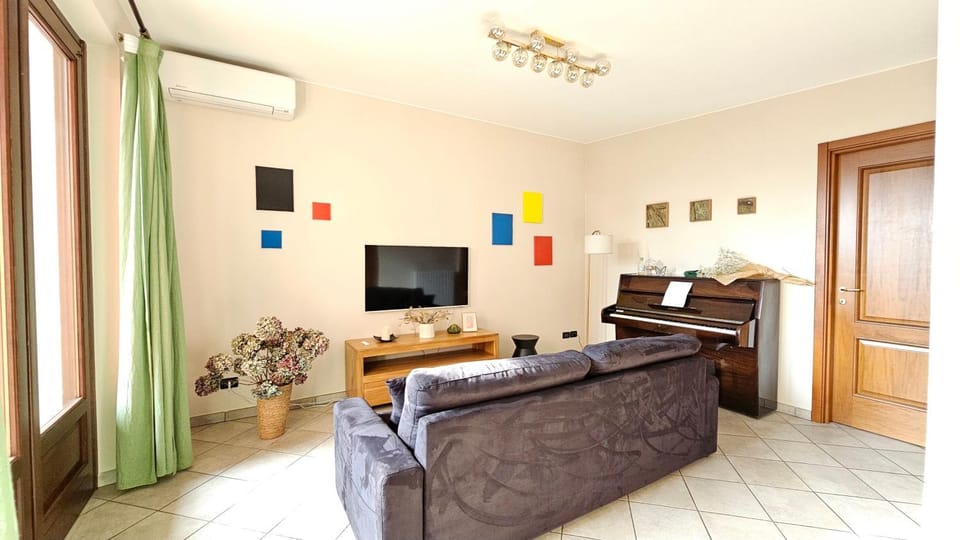 TV and multimedia, Living room, Seating area, Evening entertainment, air conditioner