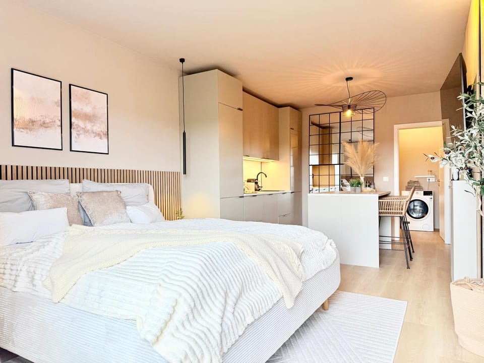 Bedroom, kitchen