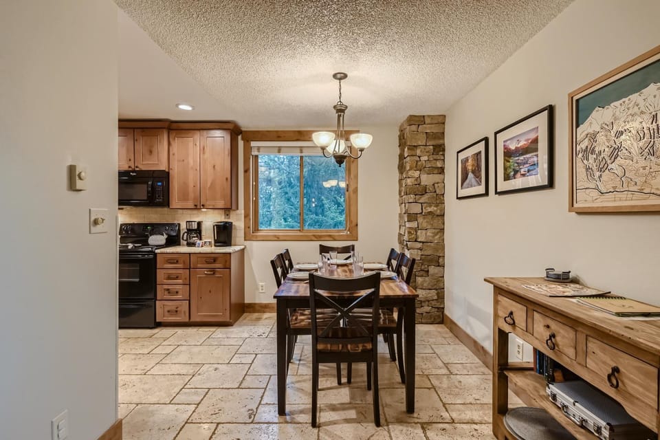 Kitchen or kitchenette, Dining area